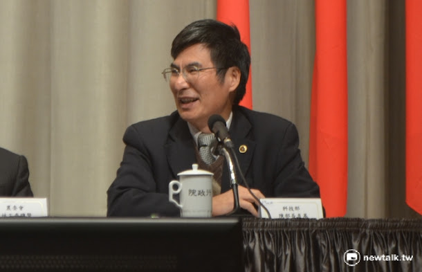 陳良基指出,教授要看現行法令,才能依照正確道路來走;法規也要配合修訂明確,避免讓教授覺得陷阱重重。 陳良基指出,教授要看現行法令,才能依照正確道路來走;法規也要配合修訂明確,避免讓教授覺得陷阱重重。