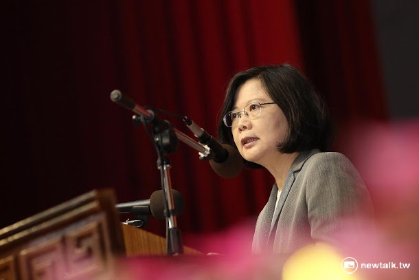 對蔡英文政府拼經濟能力的信心,《財訊》民調顯示,這次以有信心(43.7%)對上沒信心(50%),兩者已拉近距離,信心度略見回升。 對蔡英文政府拼經濟能力的信心,《財訊》民調顯示,這次以有信心(43.7%)對上沒信心(50%),兩者已拉近距離,信心度略見回升。