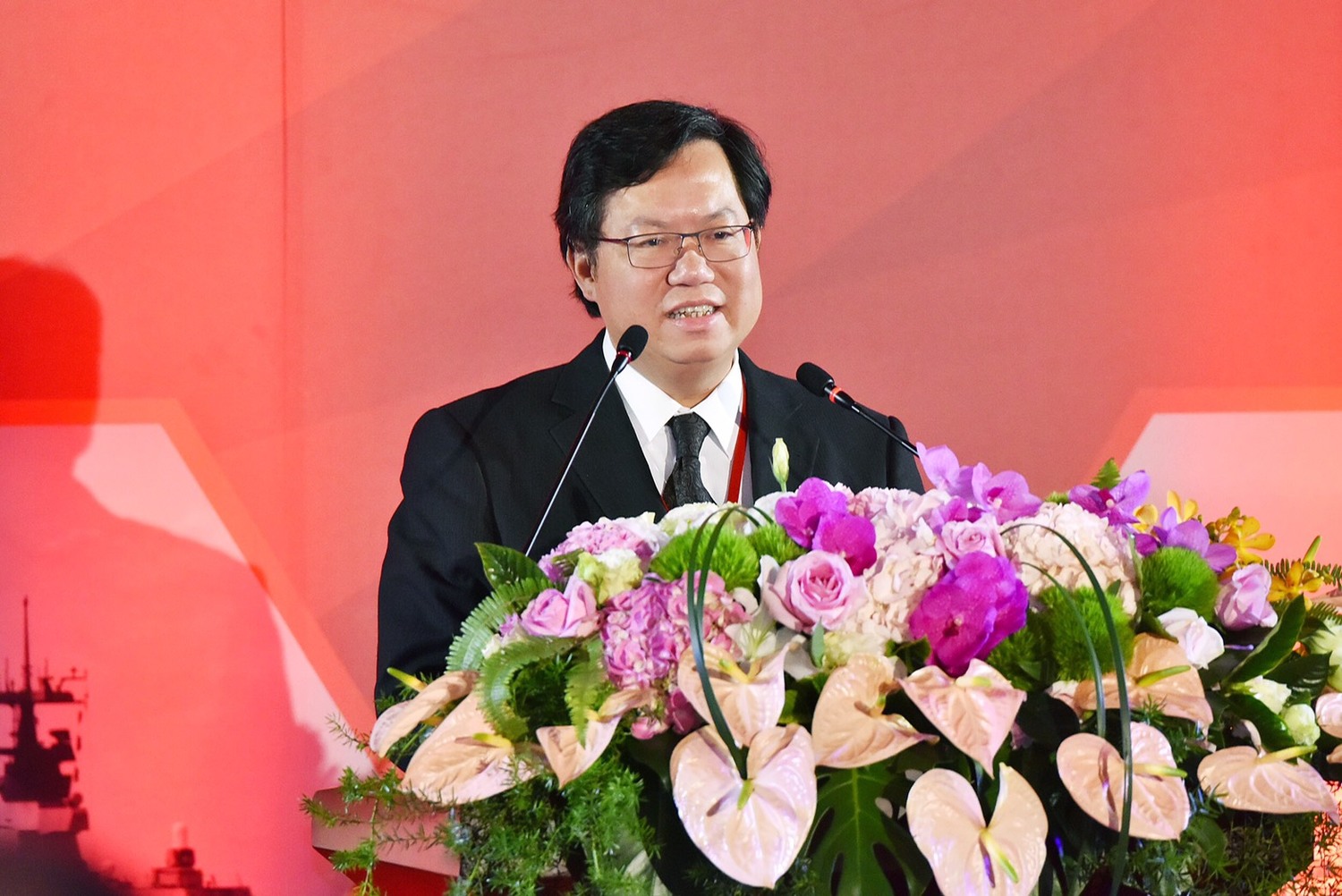 鄭文燦說,桃園是軍民關係典範,市府願意扮演橋梁,讓軍民無距離並溝通無礙。他希望藉由中科院研發展示館的成立,讓國防部、中科院與地方政府一起推動研發單位與地方產業之間的合作,進一步提升產業發展。 圖:翻攝自桃園市政府網站 鄭文燦說,桃園是軍民關係典範,市府願意扮演橋梁,讓軍民無距離並溝通無礙。他希望藉由中科院研發展示館的成立,讓國防部、中科院與地方政府一起推動研發單位與地方產業之間的合作,進一步提升產業發展。 圖:翻攝自桃園市政府網站