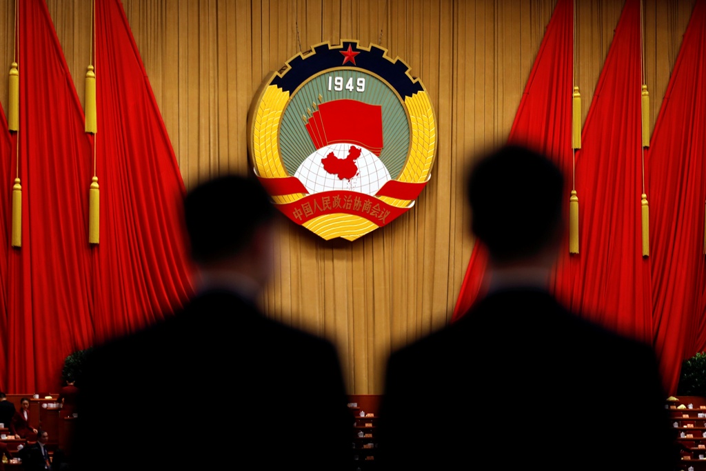 每年春天在北京召開的中國人民政治協商會議全國委員會(全國政協)及全國人民代表大會(人大),是外界解讀兩岸政策與關係發展的重要觀察指標,同時也是中國新政策出台的重要平台。圖為安全官在北京全国政協全體會議後在人民大會堂觀察。 每年春天在北京召開的中國人民政治協商會議全國委員會(全國政協)及全國人民代表大會(人大),是外界解讀兩岸政策與關係發展的重要觀察指標,同時也是中國新政策出台的重要平台。圖為安全官在北京全国政協全體會議後在人民大會堂觀察。
