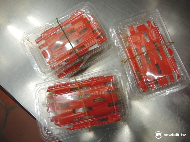 相傳月老喜歡吃甜食,信眾可準備紅砂糖參拜月老。 圖:董珮君提供 相傳月老喜歡吃甜食,信眾可準備紅砂糖參拜月老。 圖:董珮君提供