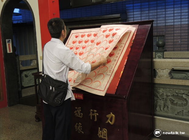 中和力行福德宮備有姻緣簿,讓信眾寫上姓名與心願,象徵登入月老手中的姻緣冊。 圖:董珮君提供 中和力行福德宮備有姻緣簿,讓信眾寫上姓名與心願,象徵登入月老手中的姻緣冊。 圖:董珮君提供