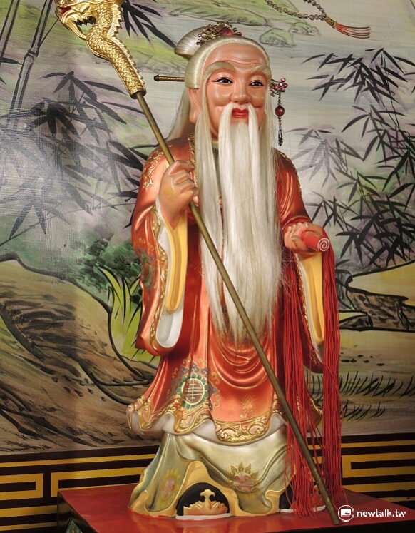 手持姻緣簿與姻緣線的月老,默默將有緣男女匹配成對。 圖:董珮君提供 手持姻緣簿與姻緣線的月老,默默將有緣男女匹配成對。 圖:董珮君提供
