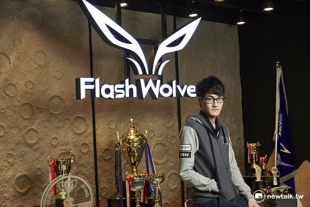 Karsa作為閃電狼的隊伍核心,不僅在遊戲中表現出色,更因為英挺俊俏的外表,而有了「電競情人」的稱號。 Karsa作為閃電狼的隊伍核心,不僅在遊戲中表現出色,更因為英挺俊俏的外表,而有了「電競情人」的稱號。
