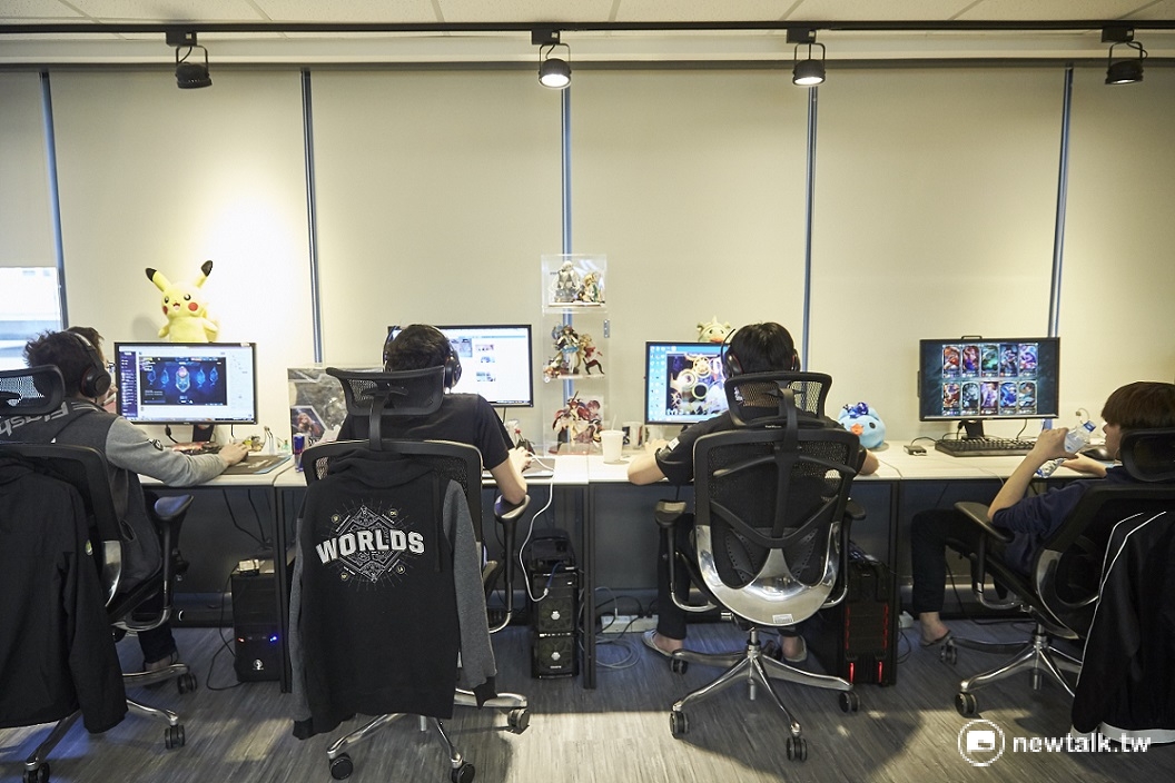 Karsa作為閃電狼的隊伍核心,不僅在遊戲中表現出色,更因為英挺俊俏的外表,而有了「電競情人」的稱號。 Karsa作為閃電狼的隊伍核心,不僅在遊戲中表現出色,更因為英挺俊俏的外表,而有了「電競情人」的稱號。