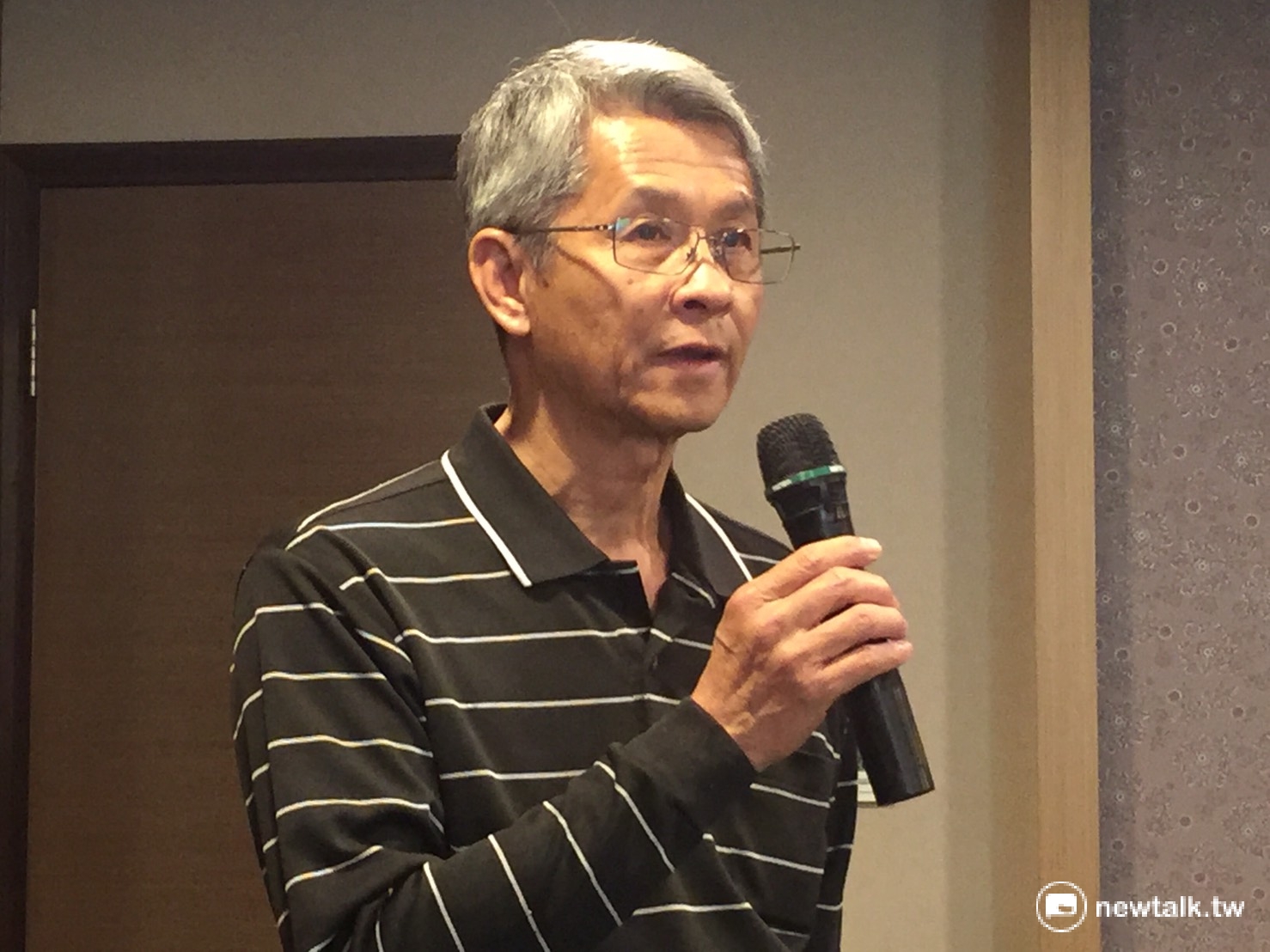 228事件受難者畫家陳澄波孫子-也是陳澄波基金會董事長陳立栢也出現在記者會中,但才要開口,便哽咽而久久說不出話來。他說,他90多歲的老父親,昨天哭了一整天,不是為了陳澄波事件而傷心,而是想到當年張炎憲和他一起做口述,幾乎天天在一起的情景, 圖:羅碧霞/攝 228事件受難者畫家陳澄波孫子-也是陳澄波基金會董事長陳立栢也出現在記者會中,但才要開口,便哽咽而久久說不出話來。他說,他90多歲的老父親,昨天哭了一整天,不是為了陳澄波事件而傷心,而是想到當年張炎憲和他一起做口述,幾乎天天在一起的情景, 圖:羅碧霞/攝