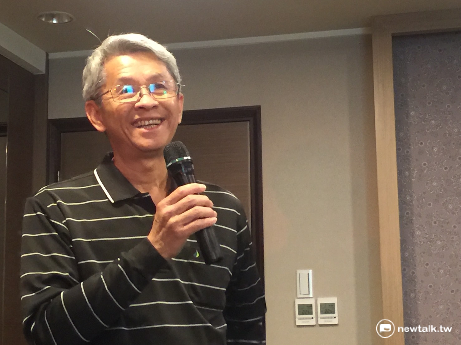 228事件受難者畫家陳澄波孫子-也是陳澄波基金會董事長陳立栢也出現在記者會中,但才要開口,便哽咽而久久說不出話來。他說,他90多歲的老父親,昨天哭了一整天,不是為了陳澄波事件而傷心,而是想到當年張炎憲和他一起做口述,幾乎天天在一起的情景, 圖:羅碧霞/攝 228事件受難者畫家陳澄波孫子-也是陳澄波基金會董事長陳立栢也出現在記者會中,但才要開口,便哽咽而久久說不出話來。他說,他90多歲的老父親,昨天哭了一整天,不是為了陳澄波事件而傷心,而是想到當年張炎憲和他一起做口述,幾乎天天在一起的情景, 圖:羅碧霞/攝