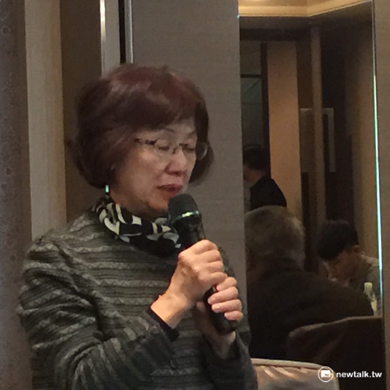 張炎憲夫人林琇梨也出席這場記者會,發言中,一度哽咽無法言語。她表示,張炎憲一生都幫別人的書寫序,曾經跟她笑稱,單單幫別人寫的序就可以出幾本書了。但張炎憲自己卻沒出過一本書。 圖:羅碧霞/攝 張炎憲夫人林琇梨也出席這場記者會,發言中,一度哽咽無法言語。她表示,張炎憲一生都幫別人的書寫序,曾經跟她笑稱,單單幫別人寫的序就可以出幾本書了。但張炎憲自己卻沒出過一本書。 圖:羅碧霞/攝