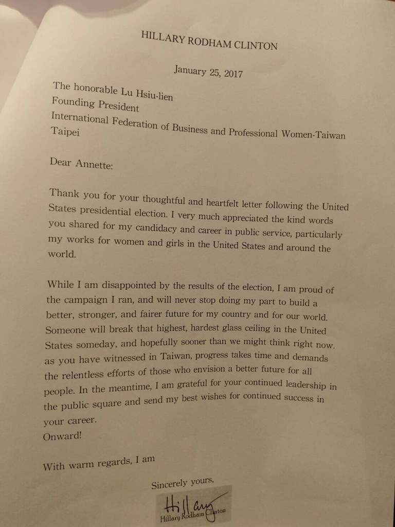 前副總統呂秀蓮11日在臉書直播時出示美國前國務卿柯林頓的回信。 前副總統呂秀蓮11日在臉書直播時出示美國前國務卿柯林頓的回信。