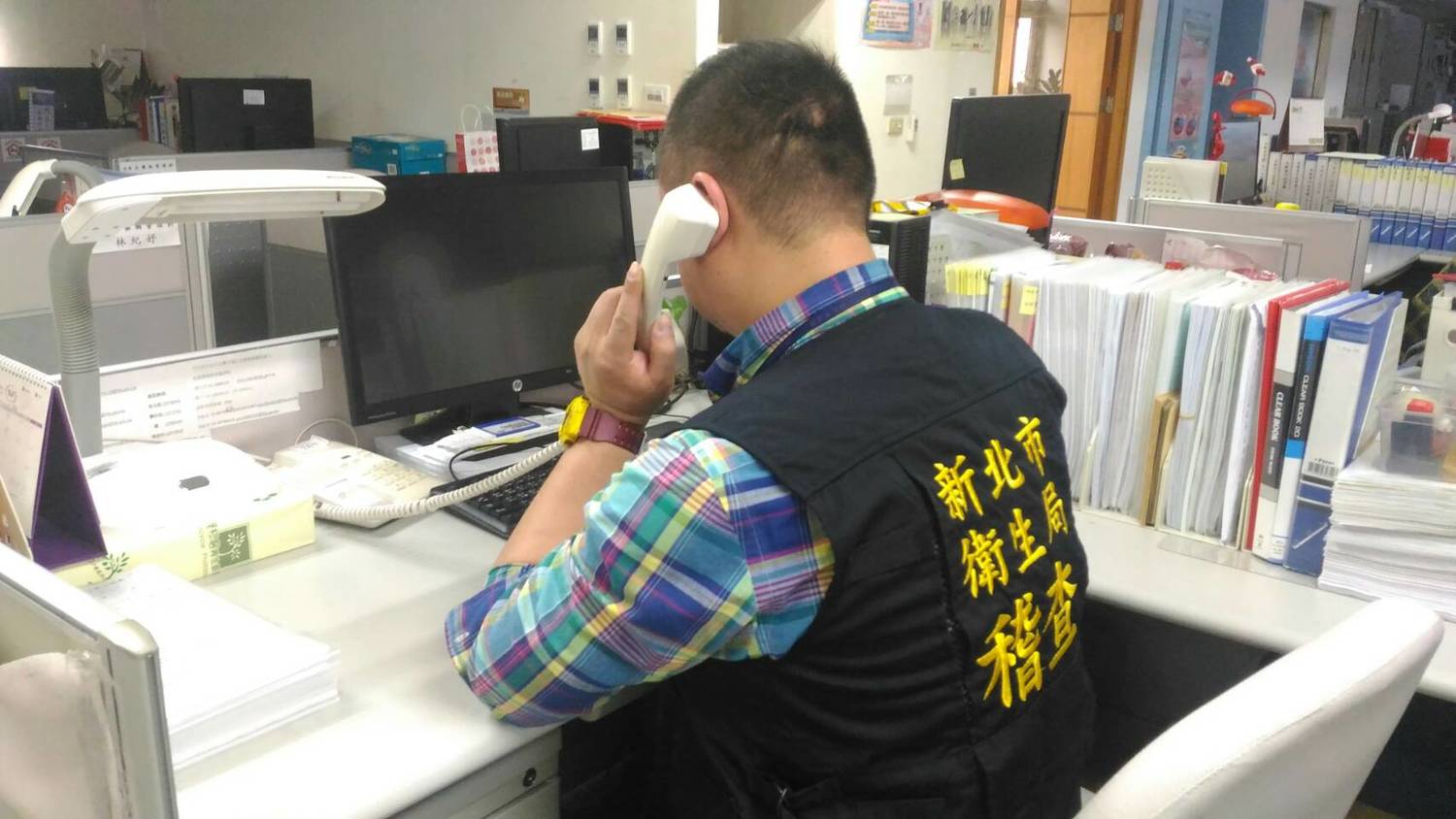 新北市衛生局接獲桃園市衛生局通知,立即通知13家下游業者下架遠東油脂相關商品。 圖:翻攝新北市衛生局網站 新北市衛生局接獲桃園市衛生局通知,立即通知13家下游業者下架遠東油脂相關商品。 圖:翻攝新北市衛生局網站