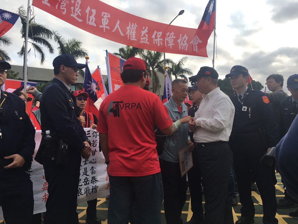 數十名「台灣退伍軍人權益保障協會」老兵11日前往國防部抗議年金改革黑箱作業。 數十名「台灣退伍軍人權益保障協會」老兵11日前往國防部抗議年金改革黑箱作業。