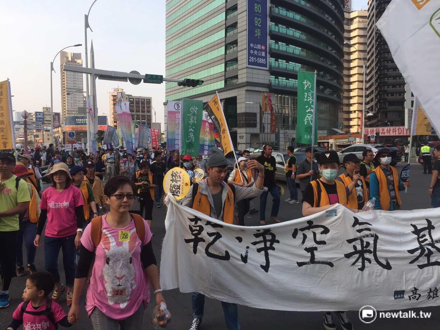 「南台灣廢核反空污」遊行11日在高雄市登場,吸引近千人參加,要求政府給人民安全乾淨的未來。 「南台灣廢核反空污」遊行11日在高雄市登場,吸引近千人參加,要求政府給人民安全乾淨的未來。