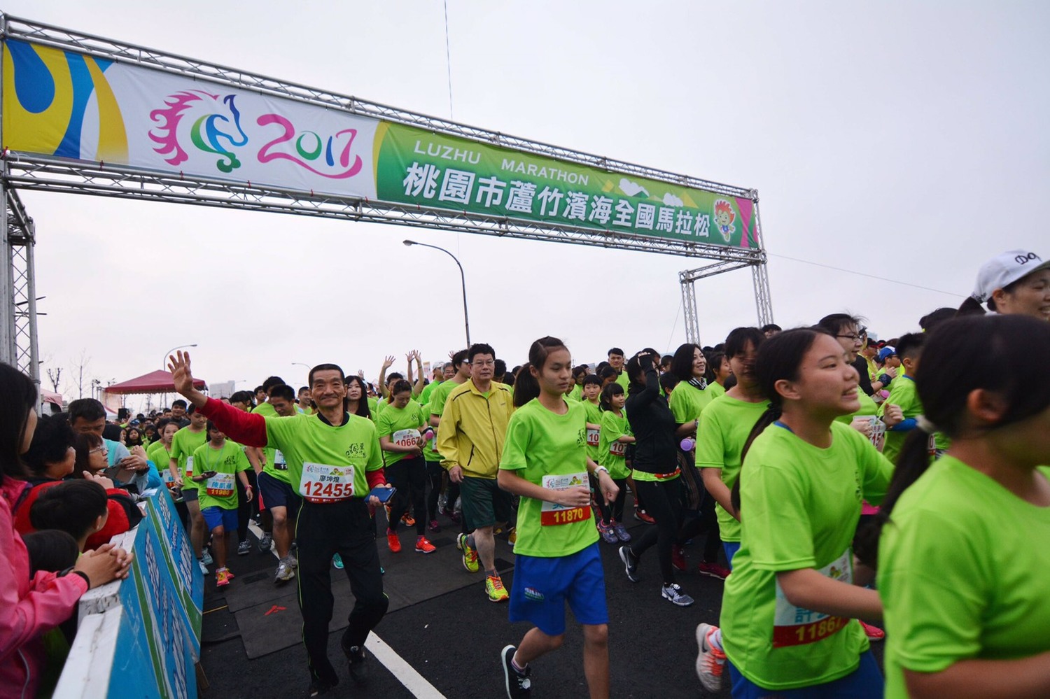 今年的蘆竹濱海全國馬拉松,逾7,000人報名,其中有12位跑者超過70歲,最高齡84歲,更有來自44個國家的跑者。 圖:翻攝自桃園市政府官網 今年的蘆竹濱海全國馬拉松,逾7,000人報名,其中有12位跑者超過70歲,最高齡84歲,更有來自44個國家的跑者。 圖:翻攝自桃園市政府官網