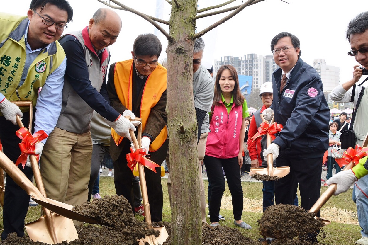 「森愛桃園·相約植樹」106年桃園市植樹節活動, 鄭文燦:種下綠色希望種子,打造桃園為低碳綠色城市。 圖:翻攝桃園市府官網 「森愛桃園·相約植樹」106年桃園市植樹節活動, 鄭文燦:種下綠色希望種子,打造桃園為低碳綠色城市。 圖:翻攝桃園市府官網