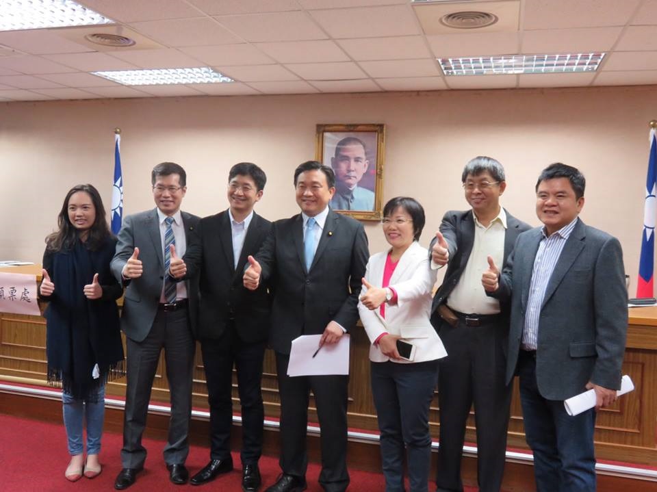 由於該報導影射的三位民進黨國防委員會立委又常上政論節目的人,共有三位,其中只有劉世芳,刻正力拼高雄市長黨內初選提名。 圖:翻攝自劉世芳臉書 由於該報導影射的三位民進黨國防委員會立委又常上政論節目的人,共有三位,其中只有劉世芳,刻正力拼高雄市長黨內初選提名。 圖:翻攝自劉世芳臉書