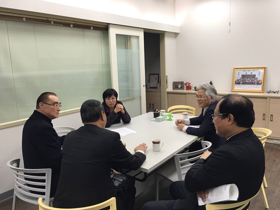 為爭取提升包含「戰鬥部隊加給擴大適用對象」、「尉官調增志願役勤務加給」、「網路戰勤務加給」、「戰航管勤務加給」、「電展室情報職務加給」、「三軍儀隊加給」等六項部隊戰鬥加給,身為國防委員會委員的劉世芳,在立院開議之際,特別邀請國防部馮世寬部長、行政院人事行政總處施能傑人事長一同商討,希望可以加快政策規劃流程,在三月底呈報行政院核定,好讓守護台灣的國軍官兵,有更好的從軍環境,也讓國人有更安全的台灣。 圖:翻攝自劉世芳臉書 為爭取提升包含「戰鬥部隊加給擴大適用對象」、「尉官調增志願役勤務加給」、「網路戰勤務加給」、「戰航管勤務加給」、「電展室情報職務加給」、「三軍儀隊加給」等六項部隊戰鬥加給,身為國防委員會委員的劉世芳,在立院開議之際,特別邀請國防部馮世寬部長、行政院人事行政總處施能傑人事長一同商討,希望可以加快政策規劃流程,在三月底呈報行政院核定,好讓守護台灣的國軍官兵,有更好的從軍環境,也讓國人有更安全的台灣。 圖:翻攝自劉世芳臉書