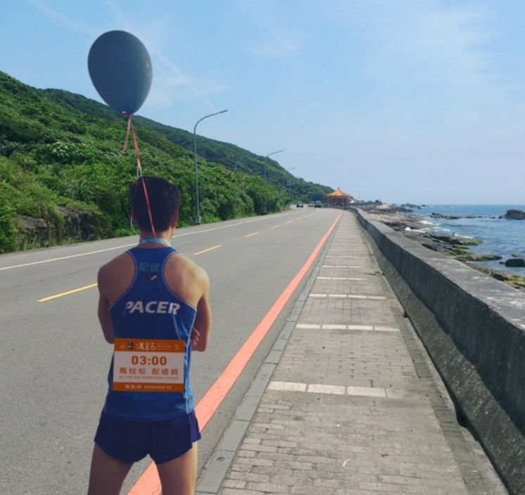 選手鳴槍起跑後,可飽覽北海岸美麗海岸線。 圖:翻攝自新北市萬金石馬拉松網站 選手鳴槍起跑後,可飽覽北海岸美麗海岸線。 圖:翻攝自新北市萬金石馬拉松網站
