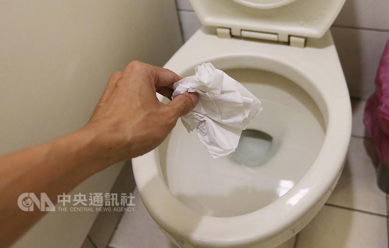 環保署今(14)日召開記者會,鼓勵國人從今天開始改變如廁習慣,將衛生紙丟入馬桶內。 環保署今(14)日召開記者會,鼓勵國人從今天開始改變如廁習慣,將衛生紙丟入馬桶內。