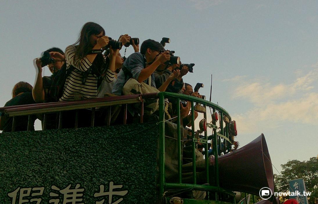 有立委指出假新聞氾濫,要求立法規範。「台灣媒體觀察教育基金會」則表示,應該正本清源,培養全民媒體素養。 有立委指出假新聞氾濫,要求立法規範。「台灣媒體觀察教育基金會」則表示,應該正本清源,培養全民媒體素養。