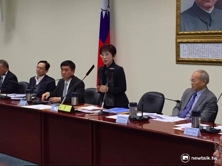 針對國民黨中常會上週通過的黨代表選舉制度變革,國民黨15日召開中常會仍對此爭論不休。 針對國民黨中常會上週通過的黨代表選舉制度變革,國民黨15日召開中常會仍對此爭論不休。