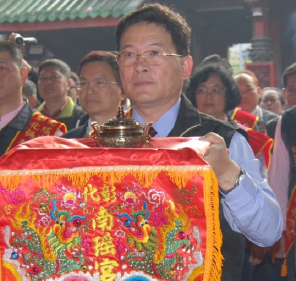 邱建富(前)近日忙著南瑤宮媽祖笨港進香活動,他平日活動範圍不僅有彰化市,被解讀有意挑戰現任的魏明谷,此畫面中魏明谷正巧位於邱的右後方。 邱建富(前)近日忙著南瑤宮媽祖笨港進香活動,他平日活動範圍不僅有彰化市,被解讀有意挑戰現任的魏明谷,此畫面中魏明谷正巧位於邱的右後方。