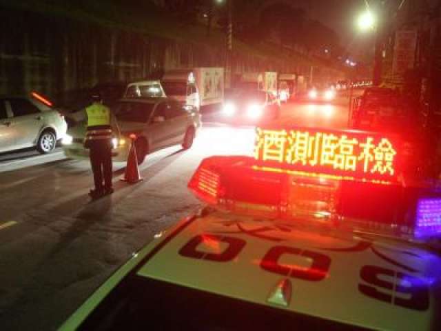 台灣花蓮地方法院法官廖晉賦就司法警察微罪處分權之議題提出相關看法,並試舉日本法制作為借鏡參考。圖為員警檢酒測臨檢。 台灣花蓮地方法院法官廖晉賦就司法警察微罪處分權之議題提出相關看法,並試舉日本法制作為借鏡參考。圖為員警檢酒測臨檢。