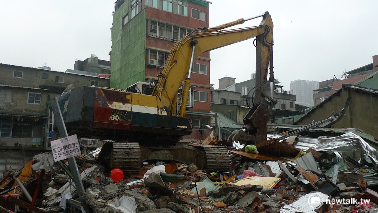 今(16)日下午,三重大同南路都更案地上物遭新北地方法院強致執行,夷為平地。 今(16)日下午,三重大同南路都更案地上物遭新北地方法院強致執行,夷為平地。