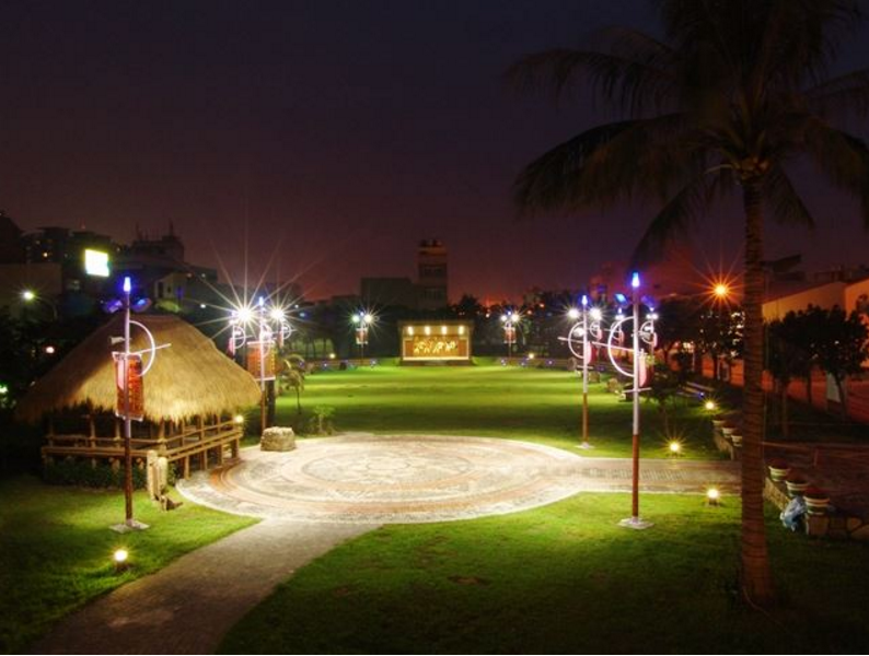 夜晚的安平扎哈木公園別有風情,「札哈木」是鄒語,意指安平,400年前,府城安平曾是原住民鄒族人活動範圍。 圖:翻攝自台南市政府觀光旅遊局網站 夜晚的安平扎哈木公園別有風情,「札哈木」是鄒語,意指安平,400年前,府城安平曾是原住民鄒族人活動範圍。 圖:翻攝自台南市政府觀光旅遊局網站