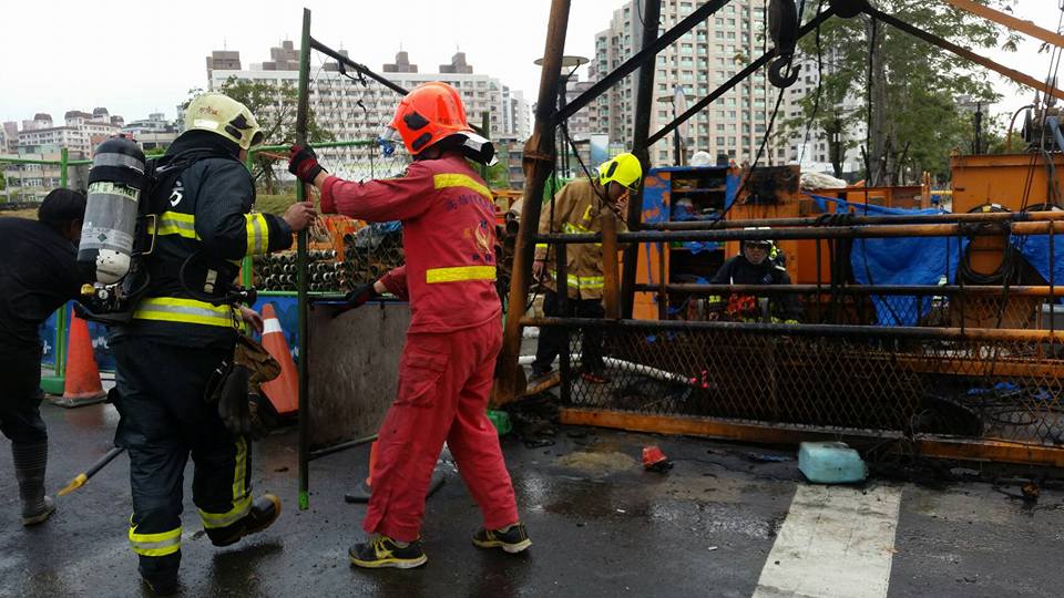 高雄市府鳳山污水下水道潛遁工程17日挖破中油天然氣管線,引發氣爆引燃火勢,造成一死三傷。 高雄市府鳳山污水下水道潛遁工程17日挖破中油天然氣管線,引發氣爆引燃火勢,造成一死三傷。