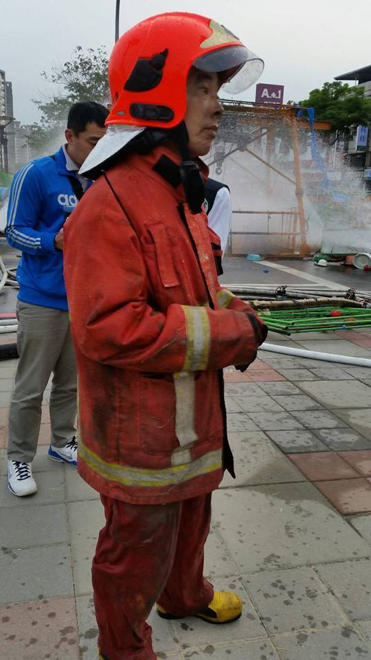 高雄市府鳳山污水下水道潛遁工程17日挖破中油天然氣管線,引發氣爆引燃火勢,造成一死三傷。 高雄市府鳳山污水下水道潛遁工程17日挖破中油天然氣管線,引發氣爆引燃火勢,造成一死三傷。