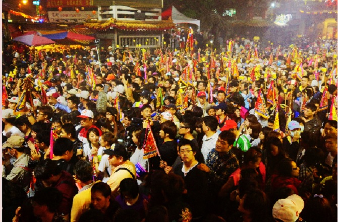 2017台中媽祖國際觀光文化節於3月份達到最高潮!今年大甲媽祖在24日晚上11點起駕,文化局將舉辦3場起駕戲,另有觀禮台活動,陪伴民眾一起「瘋媽祖」。 2017台中媽祖國際觀光文化節於3月份達到最高潮!今年大甲媽祖在24日晚上11點起駕,文化局將舉辦3場起駕戲,另有觀禮台活動,陪伴民眾一起「瘋媽祖」。