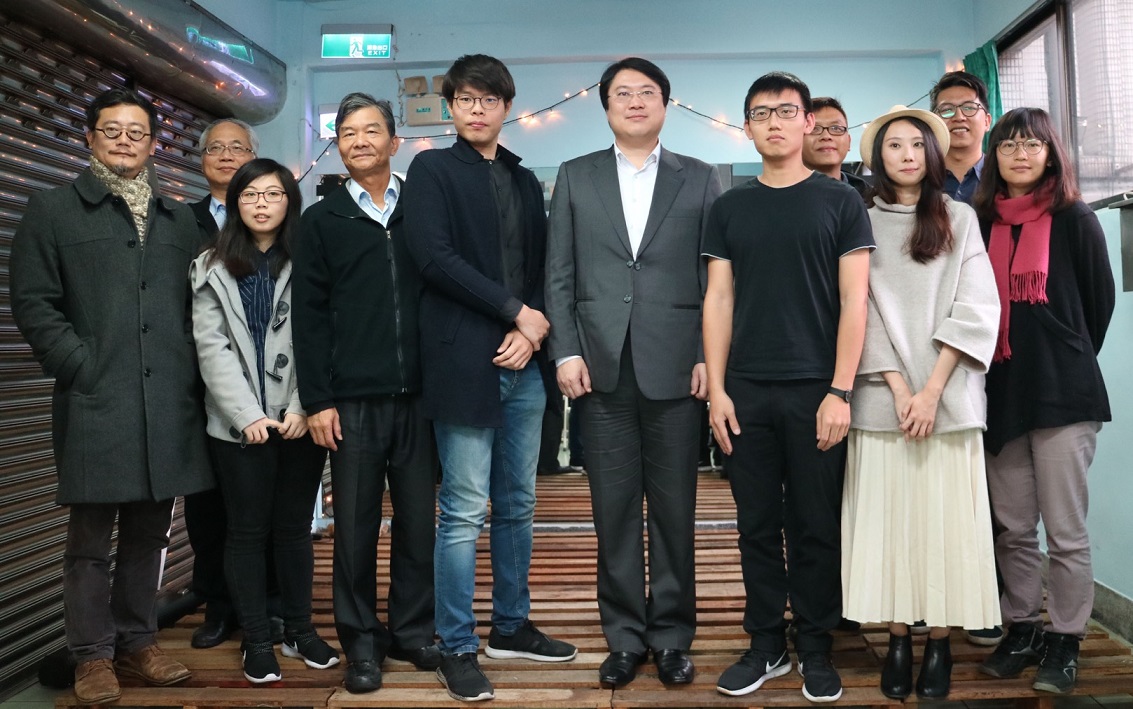 基隆市長林右昌18日出席《基隆老屋偵探社成果展》,於致詞時先與大家分享,蔡總統宣布建基隆輕軌的喜悅,及基隆建輕軌的未來帶動產業串連的發展。 基隆市長林右昌18日出席《基隆老屋偵探社成果展》,於致詞時先與大家分享,蔡總統宣布建基隆輕軌的喜悅,及基隆建輕軌的未來帶動產業串連的發展。