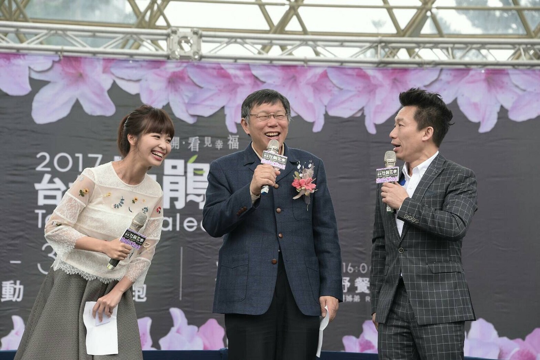 台北市長柯文哲參加台北杜鵑花季活動,接受主持人郭子乾與陳明珠訪問,暢談花園城市的規劃。 台北市長柯文哲參加台北杜鵑花季活動,接受主持人郭子乾與陳明珠訪問,暢談花園城市的規劃。