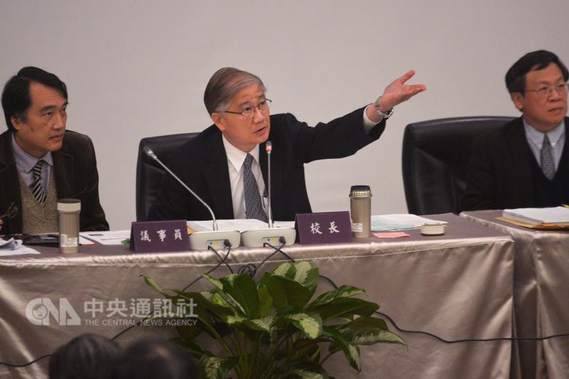 身陷論文案風波的台大校長楊泮池,今(18)天在校務會議上正式請求在6月任期屆滿後,不再續任校長職位。對部分學者已接著要求他「即日請假」,楊泮池則強調會做完任期,為台大建立學術倫理機制。 身陷論文案風波的台大校長楊泮池,今(18)天在校務會議上正式請求在6月任期屆滿後,不再續任校長職位。對部分學者已接著要求他「即日請假」,楊泮池則強調會做完任期,為台大建立學術倫理機制。