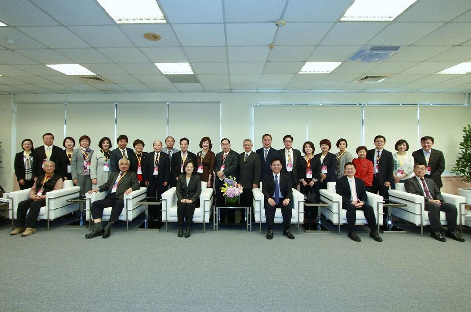 總統府中部辦公室18日在台中市政府位於豐原的陽明大樓舉行成立茶會,蔡英文以「這裡是我熟悉的地方!」為開場白,說回到豐原心情特別好。 總統府中部辦公室18日在台中市政府位於豐原的陽明大樓舉行成立茶會,蔡英文以「這裡是我熟悉的地方!」為開場白,說回到豐原心情特別好。