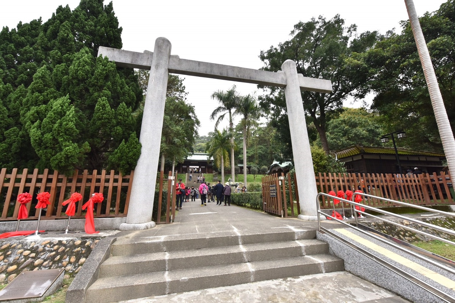 桃園忠烈祠場景復古又日風,在尚未全部開放之前,COSPLAY即常聞風前來取景拍照,尤其是穿著日本和服的美女及霹靂布袋戲迷,全套裝備,遠自台南來取景。 桃園忠烈祠場景復古又日風,在尚未全部開放之前,COSPLAY即常聞風前來取景拍照,尤其是穿著日本和服的美女及霹靂布袋戲迷,全套裝備,遠自台南來取景。