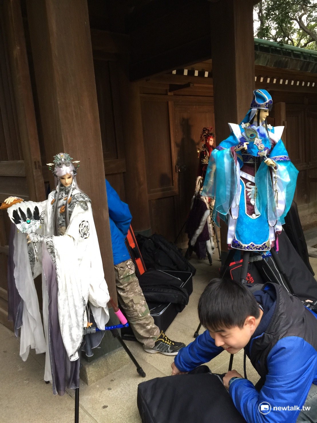 桃園忠烈祠場景復古又日風,在尚未全部開放之前,COSPLAY即常聞風前來取景拍照,尤其是穿著日本和服的美女及霹靂布袋戲迷,全套裝備,遠自台南來取景。 桃園忠烈祠場景復古又日風,在尚未全部開放之前,COSPLAY即常聞風前來取景拍照,尤其是穿著日本和服的美女及霹靂布袋戲迷,全套裝備,遠自台南來取景。