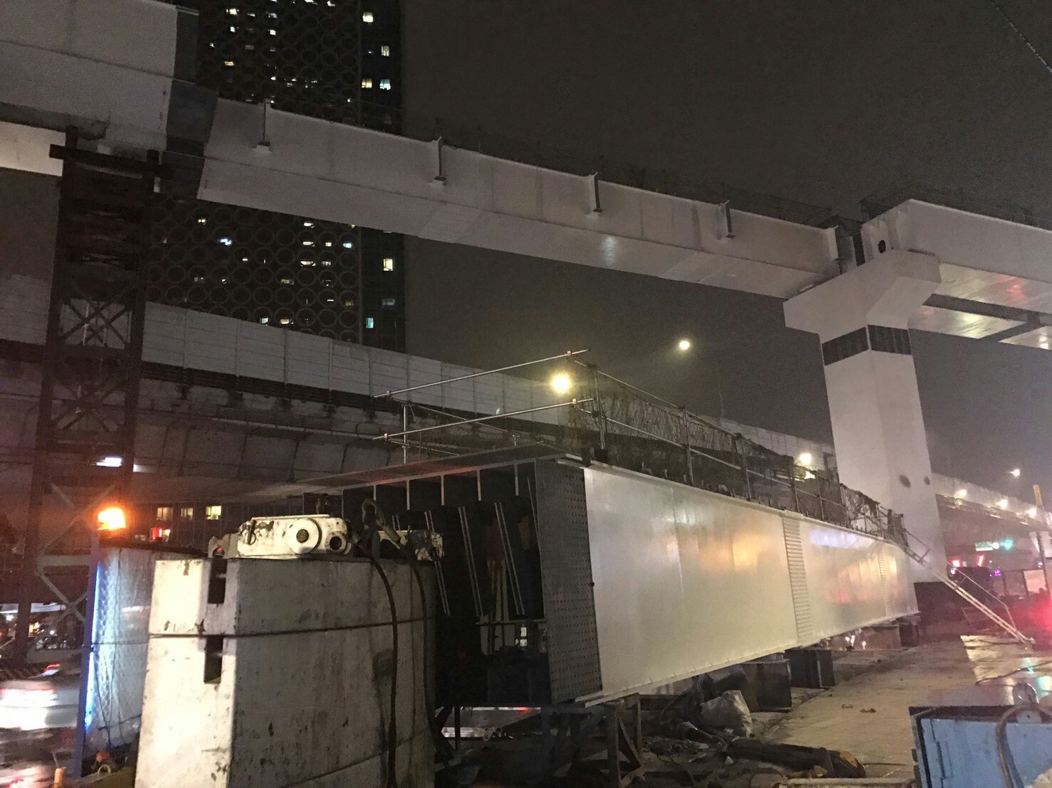 新北環狀線跨台64線最後一根鋼箱梁,在千人見證下,完成吊掛! 新北環狀線跨台64線最後一根鋼箱梁,在千人見證下,完成吊掛!