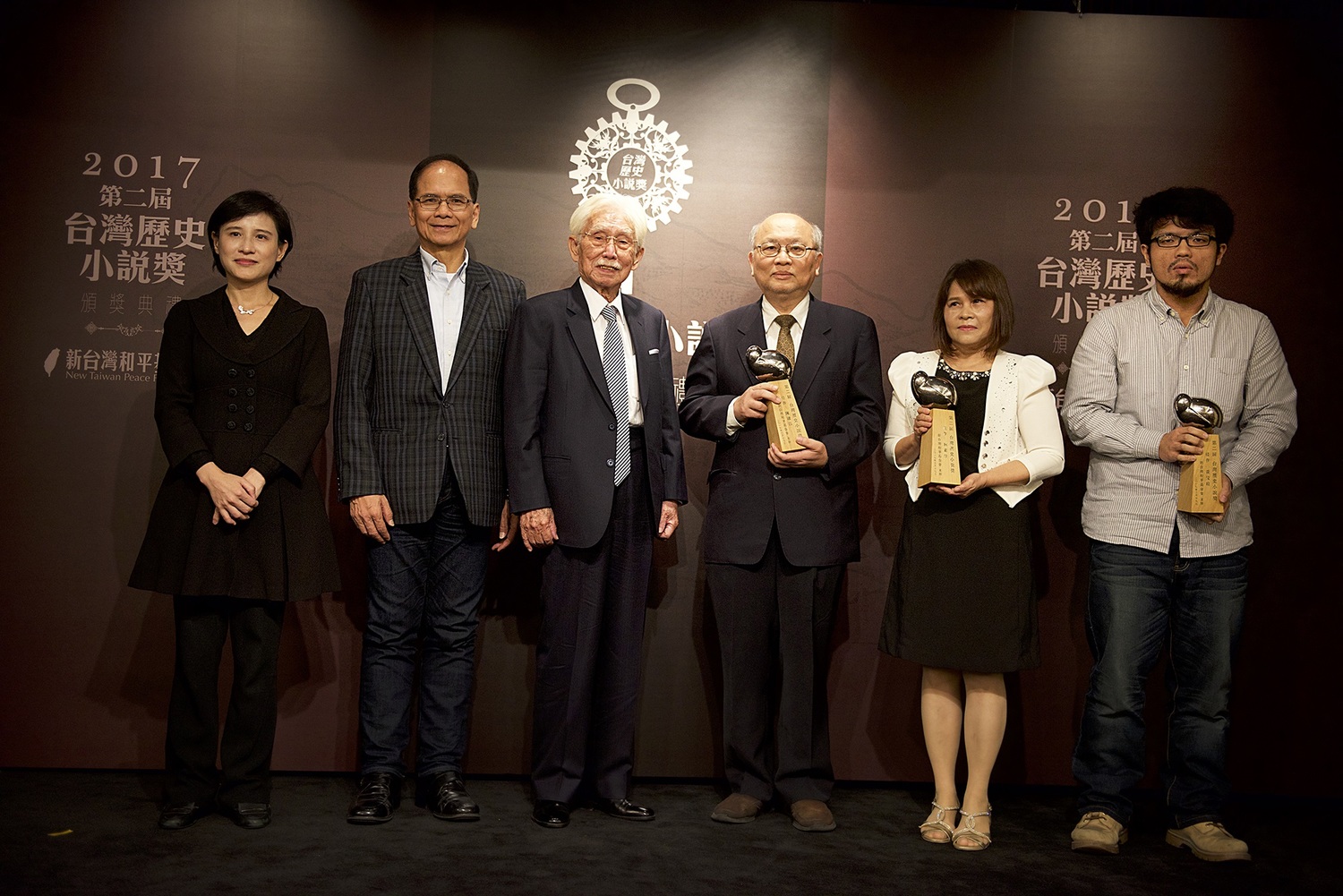 台大醫學院名譽教授也是台灣細胞醫療促進協會理事長的陳耀昌,為國際知名細胞研究學者,60歲後才轉心跨行從事文學創作,去年第二次獲頒「台灣文學獎」,以《傀儡花》獲獎100萬;時隔三個月,19日再以《獅子花1875》,得到新台灣和平基金會「台灣歷史小說」的佳作20萬。 台大醫學院名譽教授也是台灣細胞醫療促進協會理事長的陳耀昌,為國際知名細胞研究學者,60歲後才轉心跨行從事文學創作,去年第二次獲頒「台灣文學獎」,以《傀儡花》獲獎100萬;時隔三個月,19日再以《獅子花1875》,得到新台灣和平基金會「台灣歷史小說」的佳作20萬。