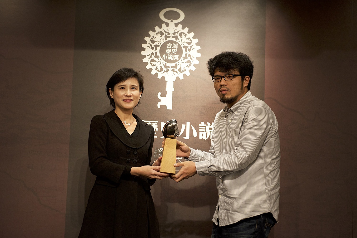 台大醫學院名譽教授也是台灣細胞醫療促進協會理事長的陳耀昌,為國際知名細胞研究學者,60歲後才轉心跨行從事文學創作,去年第二次獲頒「台灣文學獎」,以《傀儡花》獲獎100萬;時隔三個月,19日再以《獅子花1875》,得到新台灣和平基金會「台灣歷史小說」的佳作20萬。 台大醫學院名譽教授也是台灣細胞醫療促進協會理事長的陳耀昌,為國際知名細胞研究學者,60歲後才轉心跨行從事文學創作,去年第二次獲頒「台灣文學獎」,以《傀儡花》獲獎100萬;時隔三個月,19日再以《獅子花1875》,得到新台灣和平基金會「台灣歷史小說」的佳作20萬。