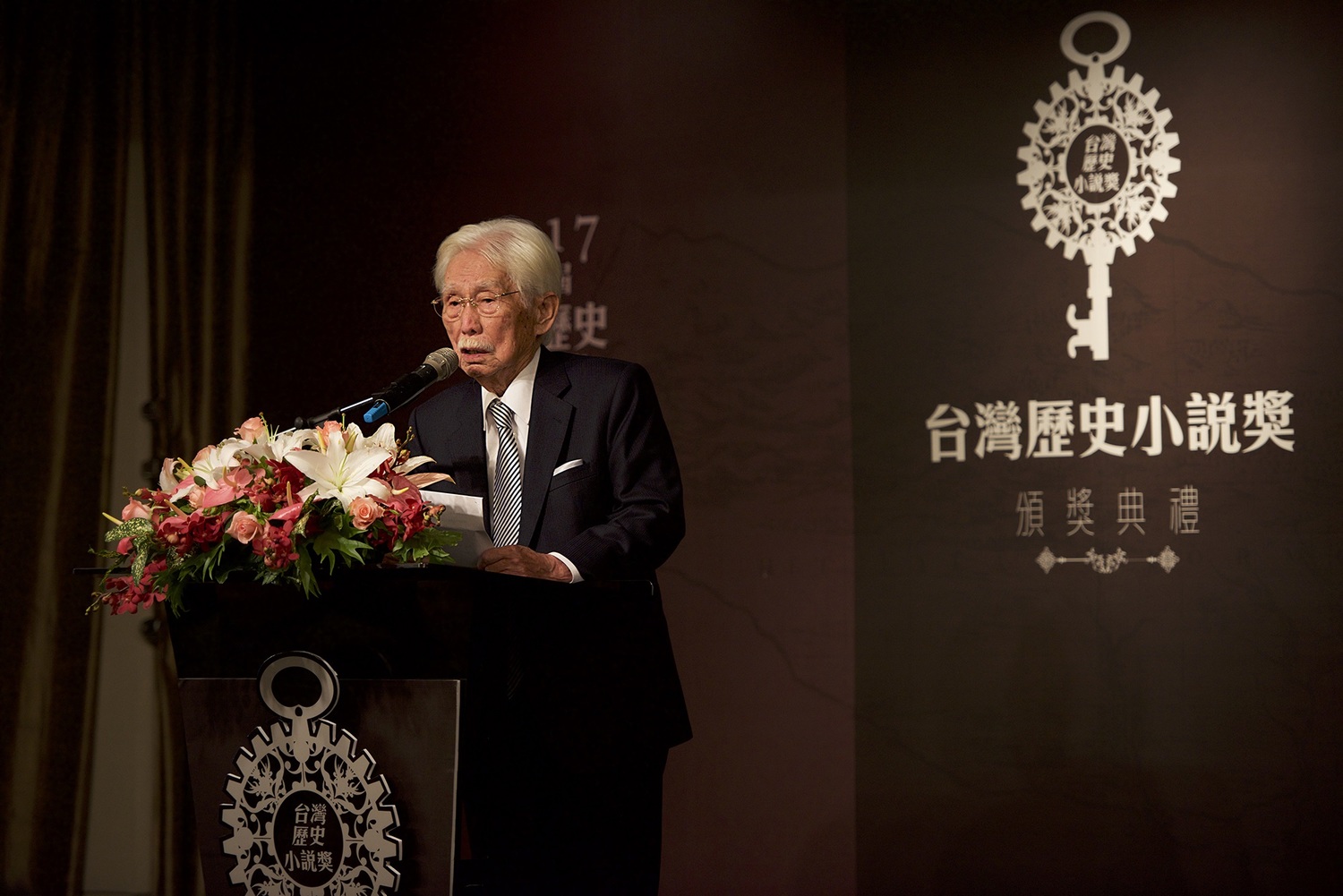台大醫學院名譽教授也是台灣細胞醫療促進協會理事長的陳耀昌,為國際知名細胞研究學者,60歲後才轉心跨行從事文學創作,去年第二次獲頒「台灣文學獎」,以《傀儡花》獲獎100萬;時隔三個月,19日再以《獅子花1875》,得到新台灣和平基金會「台灣歷史小說」的佳作20萬。 台大醫學院名譽教授也是台灣細胞醫療促進協會理事長的陳耀昌,為國際知名細胞研究學者,60歲後才轉心跨行從事文學創作,去年第二次獲頒「台灣文學獎」,以《傀儡花》獲獎100萬;時隔三個月,19日再以《獅子花1875》,得到新台灣和平基金會「台灣歷史小說」的佳作20萬。