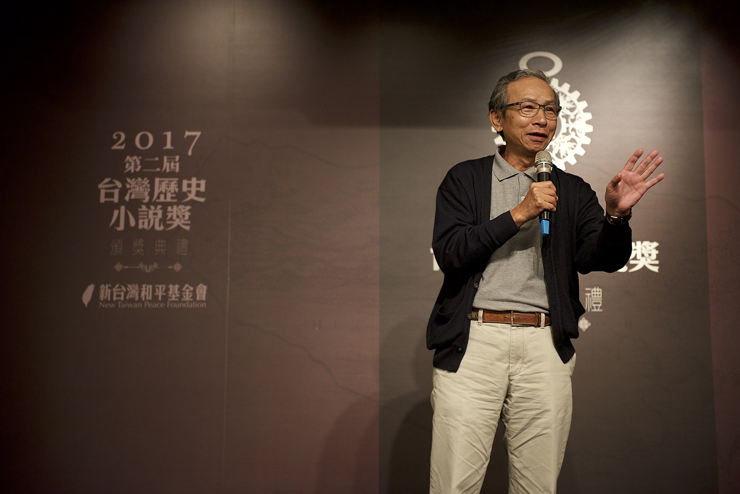 台大醫學院名譽教授也是台灣細胞醫療促進協會理事長的陳耀昌,為國際知名細胞研究學者,60歲後才轉心跨行從事文學創作,去年第二次獲頒「台灣文學獎」,以《傀儡花》獲獎100萬;時隔三個月,19日再以《獅子花1875》,得到新台灣和平基金會「台灣歷史小說」的佳作20萬。 台大醫學院名譽教授也是台灣細胞醫療促進協會理事長的陳耀昌,為國際知名細胞研究學者,60歲後才轉心跨行從事文學創作,去年第二次獲頒「台灣文學獎」,以《傀儡花》獲獎100萬;時隔三個月,19日再以《獅子花1875》,得到新台灣和平基金會「台灣歷史小說」的佳作20萬。