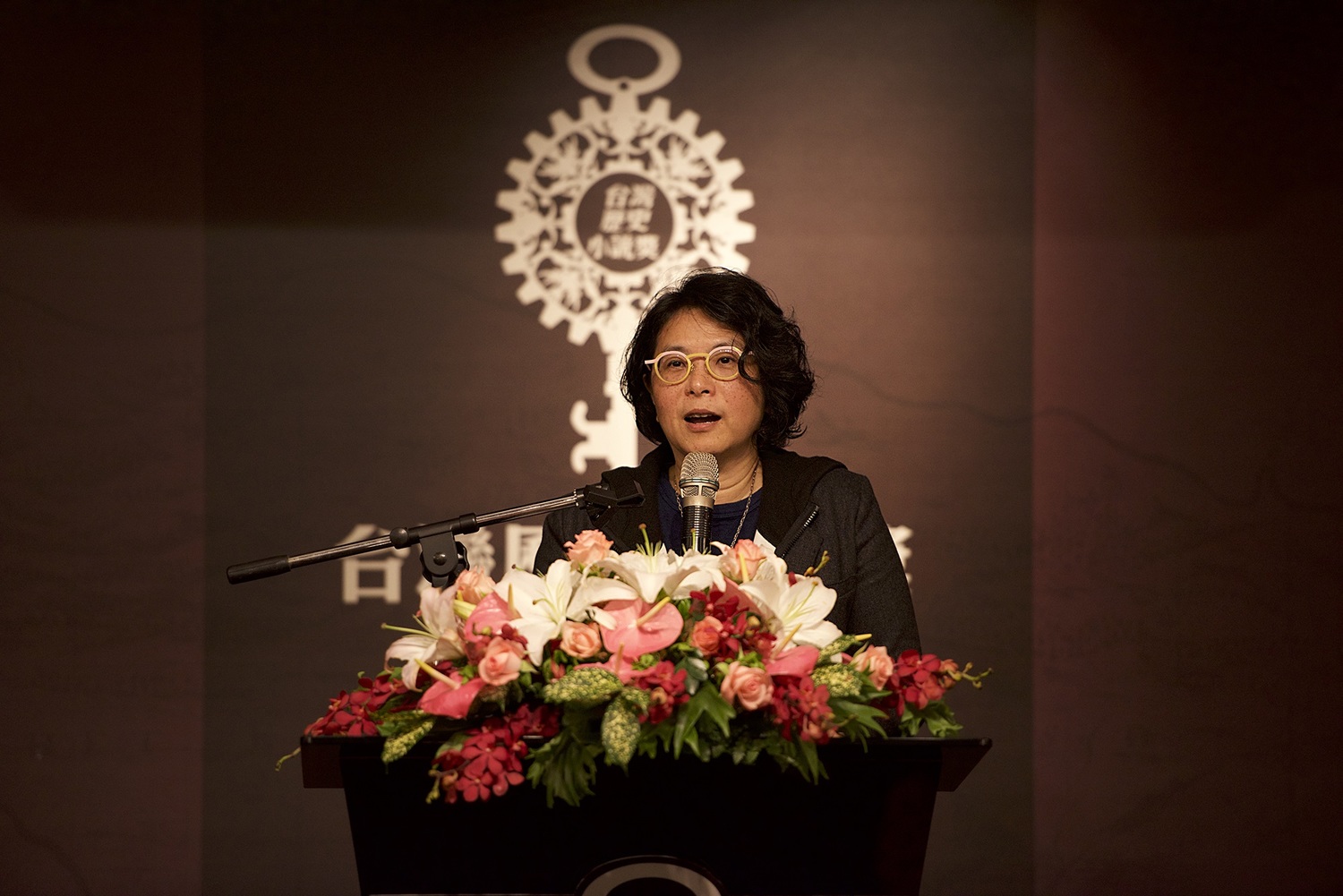 台大醫學院名譽教授也是台灣細胞醫療促進協會理事長的陳耀昌,為國際知名細胞研究學者,60歲後才轉心跨行從事文學創作,去年第二次獲頒「台灣文學獎」,以《傀儡花》獲獎100萬;時隔三個月,19日再以《獅子花1875》,得到新台灣和平基金會「台灣歷史小說」的佳作20萬。 台大醫學院名譽教授也是台灣細胞醫療促進協會理事長的陳耀昌,為國際知名細胞研究學者,60歲後才轉心跨行從事文學創作,去年第二次獲頒「台灣文學獎」,以《傀儡花》獲獎100萬;時隔三個月,19日再以《獅子花1875》,得到新台灣和平基金會「台灣歷史小說」的佳作20萬。