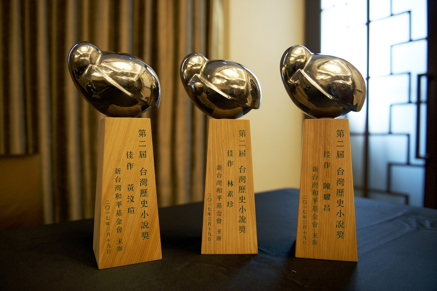 台大醫學院名譽教授也是台灣細胞醫療促進協會理事長的陳耀昌,為國際知名細胞研究學者,60歲後才轉心跨行從事文學創作,去年第二次獲頒「台灣文學獎」,以《傀儡花》獲獎100萬;時隔三個月,19日再以《獅子花1875》,得到新台灣和平基金會「台灣歷史小說」的佳作20萬。 台大醫學院名譽教授也是台灣細胞醫療促進協會理事長的陳耀昌,為國際知名細胞研究學者,60歲後才轉心跨行從事文學創作,去年第二次獲頒「台灣文學獎」,以《傀儡花》獲獎100萬;時隔三個月,19日再以《獅子花1875》,得到新台灣和平基金會「台灣歷史小說」的佳作20萬。