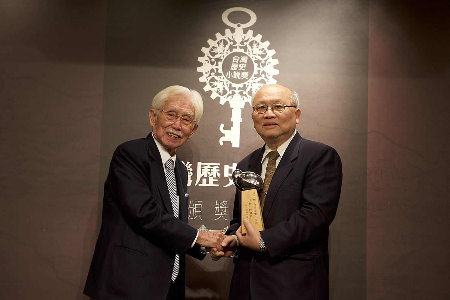 台大醫學院名譽教授也是台灣細胞醫療促進協會理事長的陳耀昌,為國際知名細胞研究學者,60歲後才轉心跨行從事文學創作,去年第二次獲頒「台灣文學獎」,以《傀儡花》獲獎100萬;時隔三個月,19日再以《獅子花1875》,得到新台灣和平基金會「台灣歷史小說」的佳作20萬。 台大醫學院名譽教授也是台灣細胞醫療促進協會理事長的陳耀昌,為國際知名細胞研究學者,60歲後才轉心跨行從事文學創作,去年第二次獲頒「台灣文學獎」,以《傀儡花》獲獎100萬;時隔三個月,19日再以《獅子花1875》,得到新台灣和平基金會「台灣歷史小說」的佳作20萬。