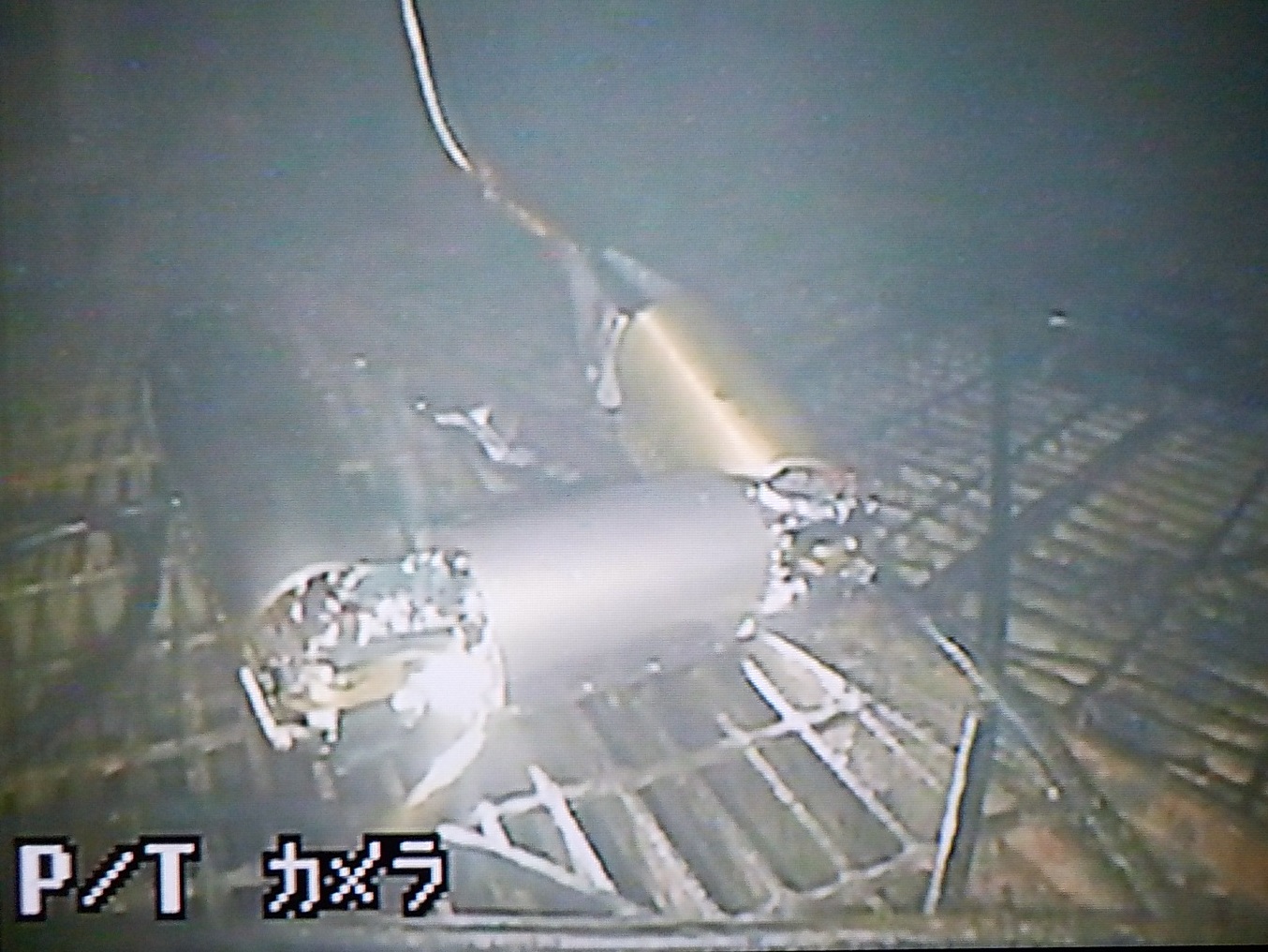 日本東京電力公司18日進行福島第1核電廠再次檢查,將機器人投入第1核反應堆原子爐外殼底部進行檢測。 日本東京電力公司18日進行福島第1核電廠再次檢查,將機器人投入第1核反應堆原子爐外殼底部進行檢測。