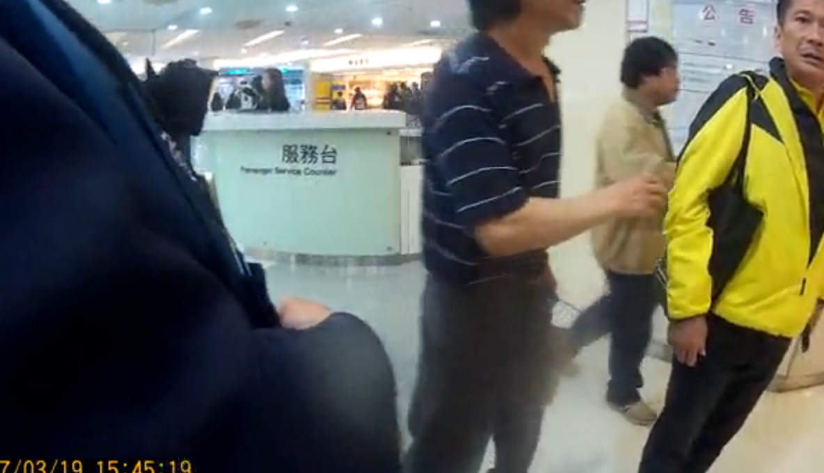 客委會主委李永得(穿黃衣者)19日遭警方無故盤查,因在臉書上曝光此事,引起正反兩派論戰。 客委會主委李永得(穿黃衣者)19日遭警方無故盤查,因在臉書上曝光此事,引起正反兩派論戰。