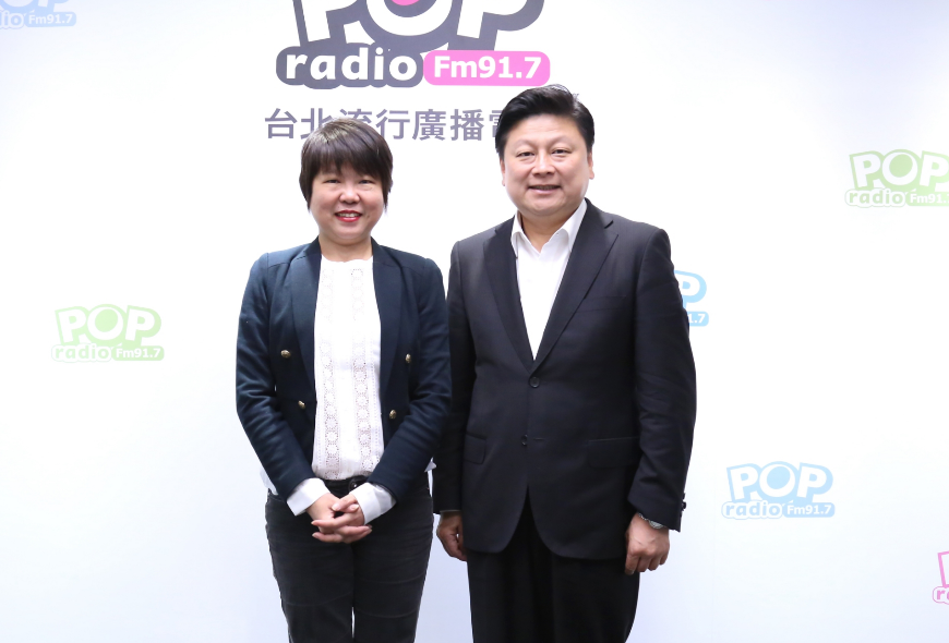 花蓮縣長傅崐萁(右)接受電台專訪,對於「一例一休」造成的勞資紛擾,他呼籲蔡政府暫緩實施5年。 花蓮縣長傅崐萁(右)接受電台專訪,對於「一例一休」造成的勞資紛擾,他呼籲蔡政府暫緩實施5年。
