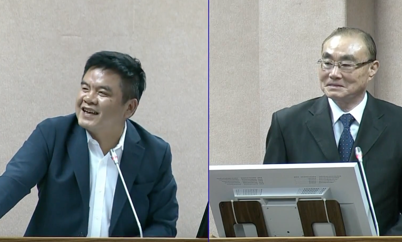 國防部長馮世寬(右)說自己帥過韓星宋仲基、金城武,逗笑質詢的立委莊瑞雄(左)。 圖:翻攝自立法院ivod。 國防部長馮世寬(右)說自己帥過韓星宋仲基、金城武,逗笑質詢的立委莊瑞雄(左)。 圖:翻攝自立法院ivod。