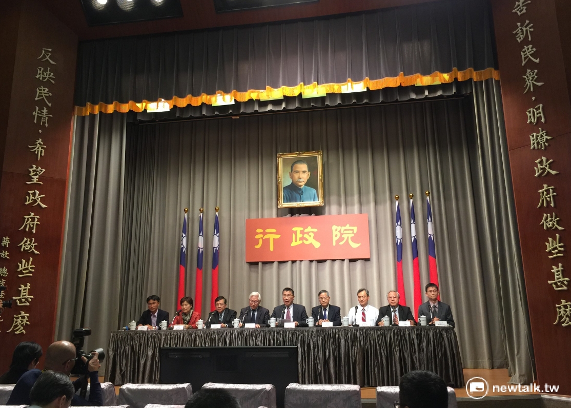 行政院20日下午大陣仗集結9名官員開記者會,宣布「前瞻基礎建設計畫」內容。 行政院20日下午大陣仗集結9名官員開記者會,宣布「前瞻基礎建設計畫」內容。